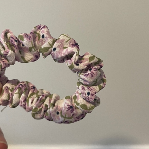 5 for $20: American Eagle skinny scrunchies - Picture 3 of 8